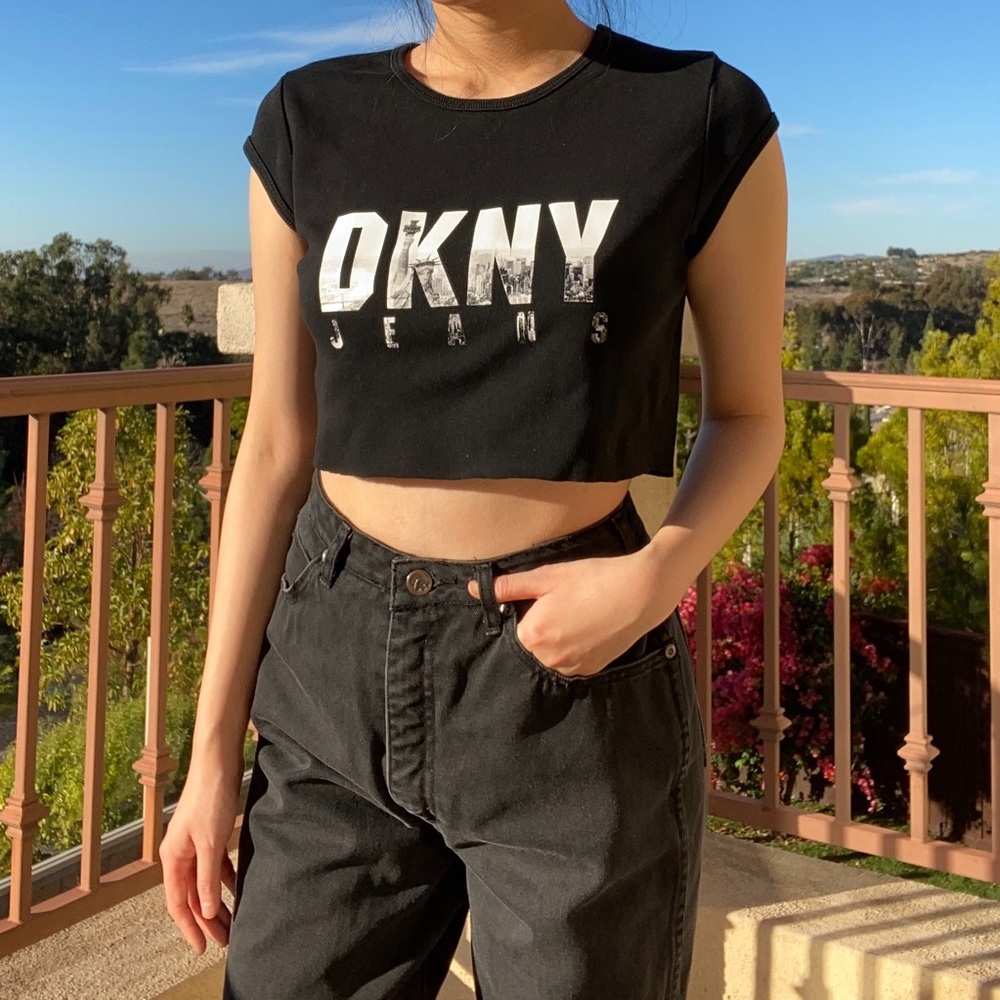 ❌ SOLD ❌ Vintage black DKNY crop top / baby tee